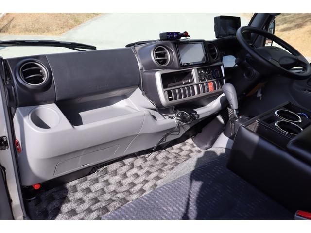 カムロード ナッツＲＶ　クレソンボヤージュ　７名乗車　ツインサブＢＴ　ＦＦヒーター　冷蔵庫　カセットトイレ　２４ＴＶ　４００Ｗインバーター　地デジアンテナ　走行充電　外部充電　マックスファン　リアラダー　バックモニター　キャンピングカー（28枚目）