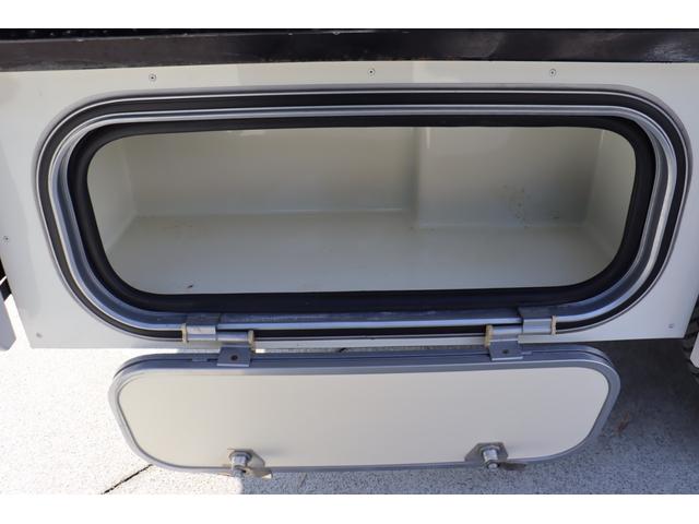 カムロード ナッツＲＶ　クレソンボヤージュ　７名乗車　ツインサブＢＴ　ＦＦヒーター　冷蔵庫　カセットトイレ　２４ＴＶ　４００Ｗインバーター　地デジアンテナ　走行充電　外部充電　マックスファン　リアラダー　バックモニター　キャンピングカー（32枚目）