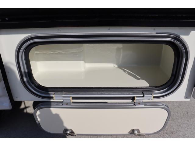 カムロード ナッツＲＶ　クレソンボヤージュ　７名乗車　ツインサブＢＴ　ＦＦヒーター　冷蔵庫　カセットトイレ　２４ＴＶ　４００Ｗインバーター　地デジアンテナ　走行充電　外部充電　マックスファン　リアラダー　バックモニター　キャンピングカー（57枚目）