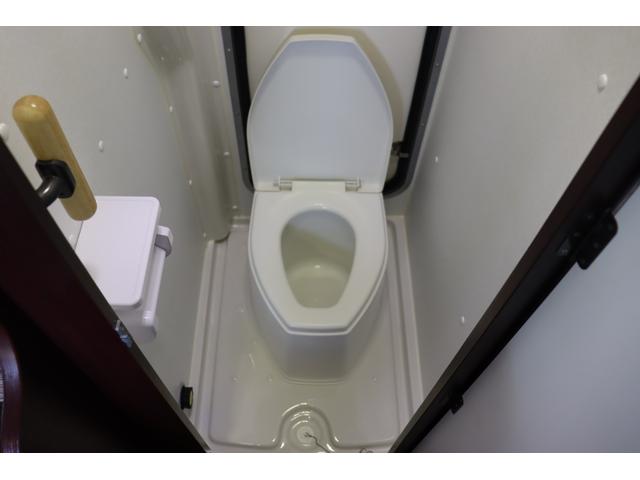 カムロード ナッツＲＶ　クレソンボヤージュ　７名乗車　ツインサブＢＴ　ＦＦヒーター　冷蔵庫　カセットトイレ　２４ＴＶ　４００Ｗインバーター　地デジアンテナ　走行充電　外部充電　マックスファン　リアラダー　バックモニター　キャンピングカー（59枚目）