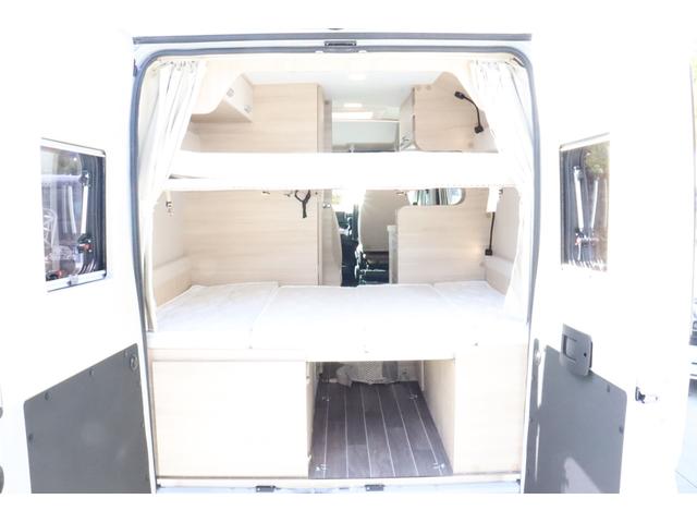 デュカト ローラーチーム　リビングストンＫＪ　乗車４名　就寝４名　２．２　ディーゼル　８速ＡＴ　１２Ｖクーラー　ＦＦヒーター　温水ボイラー　１２Ｖ冷蔵庫　２段ベット　マルチルーム　ディスプレイオーディオ　バックカメラ　クルーズコントローラー（12枚目）