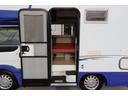 キャンパーアシスト　ジョクト　６名乗車　ＦＦヒーター　家庭用エアコン　ソーラーパネル　電子レンジ　マックスファン　１５００Ｗインバーター　ポータブル発電機　サイドオーニング　リチウム＆鉛バッテリー　キャンピングカー　キャブコン（22枚目）