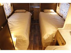 心地よい睡眠を約束するベッドルームを備えた、かつてない理想のキャンピングカーです。ベッド寸法は約１９０ｃｍ×８５ｃｍございます。 5