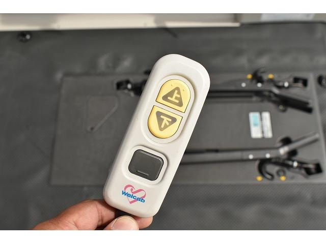 車椅子仕様車 Bタイプ 車椅子2基 車椅子電動固定装置(3枚目)