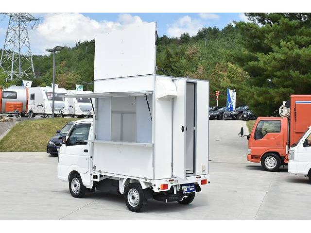 ＫＣエアコン・パワステ　移動販売車　キッチンカー　ケータリングカー　１槽シンク　外部電源　換気扇２か所　　脱着式販売カウンター　３段ボックス　冷蔵庫　クーラーボックス　上部棚　作業台　看板　消火器　２口コンセント３か所(7枚目)