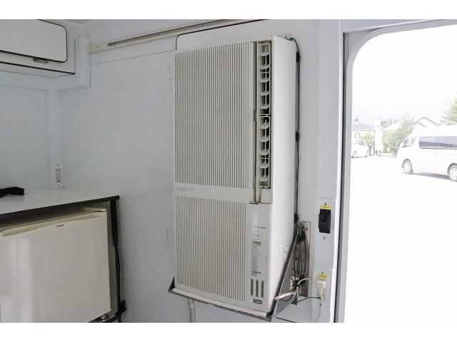 キャリイトラック 　事務室車　普通車８ナンバー登録車　冷蔵庫　サブバッテリー　走行充電　１５００Ｗインバーター　マックスファン　ウィンドウエアコン（7枚目）