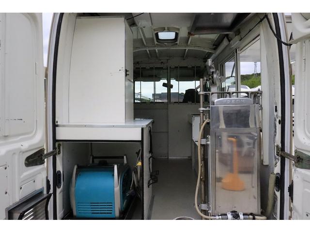 クイックデリバリー 　移動販売車　２層シンク　冷凍冷蔵庫　発電機　１００リットル給排水タンク　換気扇　ガス式フライヤー　跳ね上げ式販売口　販売カウンター　ＮＯｘＰＭ適合車（7枚目）