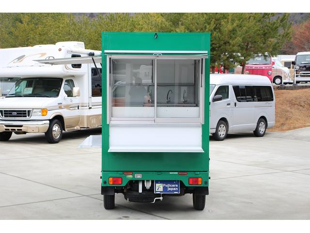 キャリイトラック 移動販売車　キッチンカー　２名乗車　３槽シンク　水ポンプ　冷凍冷蔵コールドテーブル　給排水タンク１００Ｌ　サイドリヤ販売カウンター　カウンターテーブル　外部電源　換気扇　４ナンバー　ドラレコ　ＥＴＣ　バックモニター（41枚目）