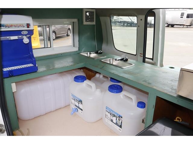 エブリイ ＰＡ　移動販売車　キッチンカー　ケータリングカー　フレンチバス仕様　４ナンバー　２槽シンク　８０Ｌタンク　冷蔵庫　フライヤー　発電機　換気扇　外部電源　サブバッテリー　インバーター　走行充電　ヒッチメンバー（8枚目）