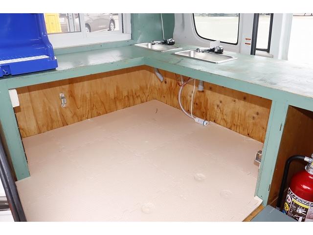 エブリイ ＰＡ　移動販売車　キッチンカー　ケータリングカー　フレンチバス仕様　４ナンバー　２槽シンク　８０Ｌタンク　冷蔵庫　フライヤー　発電機　換気扇　外部電源　サブバッテリー　インバーター　走行充電　ヒッチメンバー（9枚目）