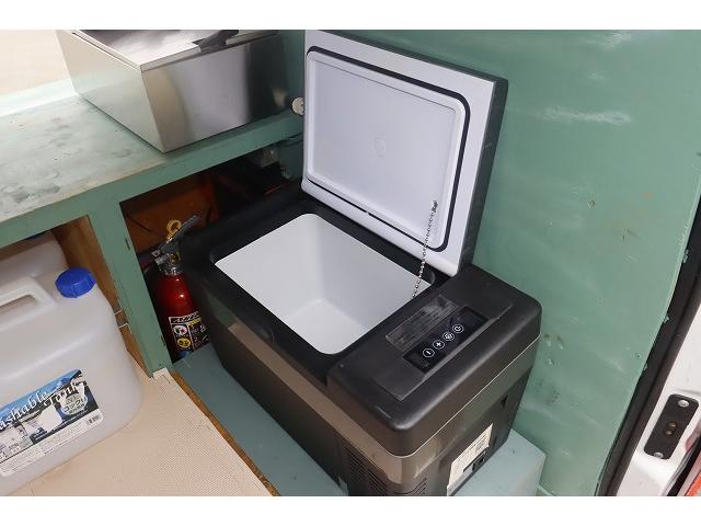 エブリイ ＰＡ　移動販売車　キッチンカー　ケータリングカー　フレンチバス仕様　４ナンバー　２槽シンク　８０Ｌタンク　冷蔵庫　フライヤー　発電機　換気扇　外部電源　サブバッテリー　インバーター　走行充電　ヒッチメンバー（12枚目）