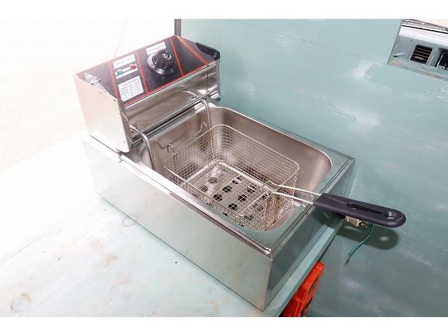 エブリイ ＰＡ　移動販売車　キッチンカー　ケータリングカー　フレンチバス仕様　４ナンバー　２槽シンク　８０Ｌタンク　冷蔵庫　フライヤー　発電機　換気扇　外部電源　サブバッテリー　インバーター　走行充電　ヒッチメンバー（14枚目）