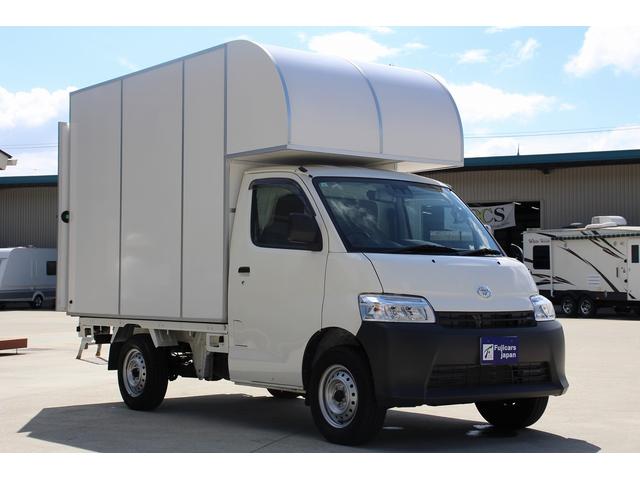 タウンエーストラック ＤＸ　移動販売車　キッチンカー　ケータリングカー　８ナンバー加工車　３槽シンク　２００Ｌ給排水タンク　フットスイッチ　冷凍冷蔵庫　換気扇　作業台　外部電源　販売窓　ナビ　ＥＴＣ　ミラー型前後ドラレコ（3枚目）