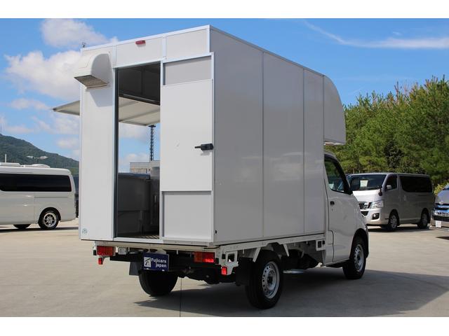 タウンエーストラック ＤＸ　移動販売車　キッチンカー　ケータリングカー　８ナンバー加工車　３槽シンク　２００Ｌ給排水タンク　フットスイッチ　冷凍冷蔵庫　換気扇　作業台　外部電源　販売窓　ナビ　ＥＴＣ　ミラー型前後ドラレコ（4枚目）