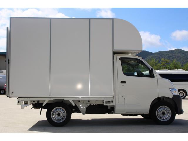 タウンエーストラック ＤＸ　移動販売車　キッチンカー　ケータリングカー　８ナンバー加工車　３槽シンク　２００Ｌ給排水タンク　フットスイッチ　冷凍冷蔵庫　換気扇　作業台　外部電源　販売窓　ナビ　ＥＴＣ　ミラー型前後ドラレコ（23枚目）
