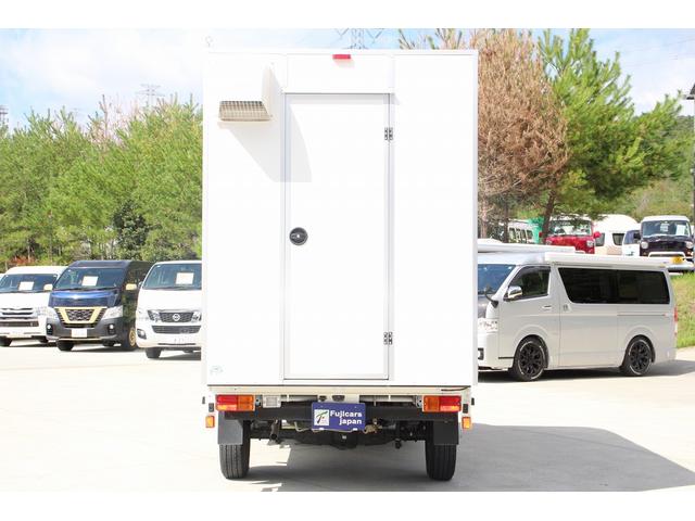 タウンエーストラック ＤＸ　移動販売車　キッチンカー　ケータリングカー　８ナンバー加工車　３槽シンク　２００Ｌ給排水タンク　フットスイッチ　冷凍冷蔵庫　換気扇　作業台　外部電源　販売窓　ナビ　ＥＴＣ　ミラー型前後ドラレコ（69枚目）