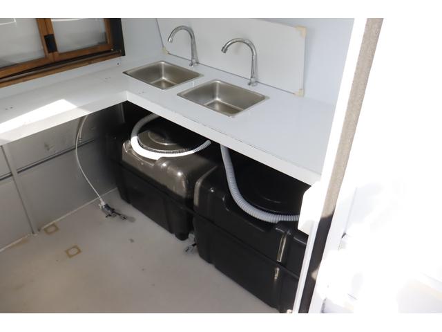 キャリイトラック 　移動販売車　ケータリングカー　５ＭＴ　４ナンバー　バックカメラ　２層シンク　給排水タンク各１００Ｌ　換気扇　外部電源（4枚目）