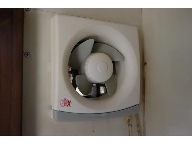 キャリイトラック 　移動販売車　ケータリングカー　５ＭＴ　４ナンバー　バックカメラ　２層シンク　給排水タンク各１００Ｌ　換気扇　外部電源（36枚目）