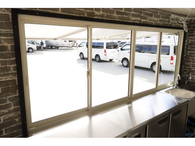 エルフトラック エルフ 移動販売車 ケータリングカー 3.0 ディーゼル 2槽シンク コールドテーブル冷蔵庫 冷蔵庫 換気扇 外部電源(3枚目)