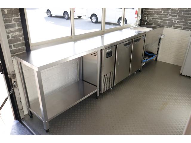エルフトラック エルフ 移動販売車 ケータリングカー 3.0 ディーゼル 2槽シンク コールドテーブル冷蔵庫 冷蔵庫 換気扇 外部電源(4枚目)