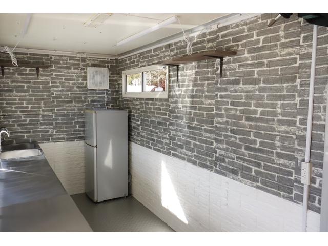 エルフトラック エルフ 移動販売車 ケータリングカー 3.0 ディーゼル 2槽シンク コールドテーブル冷蔵庫 冷蔵庫 換気扇 外部電源(8枚目)