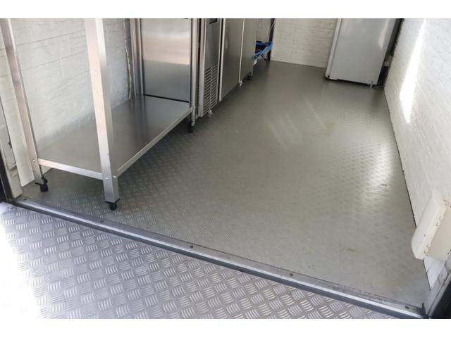 エルフトラック エルフ 移動販売車 ケータリングカー 3.0 ディーゼル 2槽シンク コールドテーブル冷蔵庫 冷蔵庫 換気扇 外部電源(12枚目)