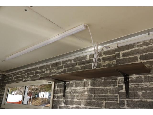 エルフトラック エルフ 移動販売車 ケータリングカー 3.0 ディーゼル 2槽シンク コールドテーブル冷蔵庫 冷蔵庫 換気扇 外部電源(13枚目)