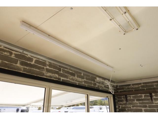 エルフトラック エルフ 移動販売車 ケータリングカー 3.0 ディーゼル 2槽シンク コールドテーブル冷蔵庫 冷蔵庫 換気扇 外部電源(14枚目)