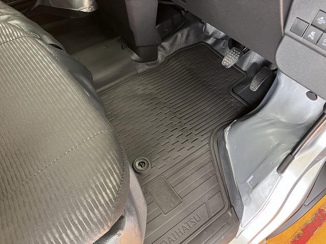 ハイゼットカーゴ ＤＸ　サポカーＳワイド適合　ラジオ　エアコン　アクセサリーソケット　コーナーセンサー　アイドリングストップ　光軸調整ダイヤル　横滑り防止機能　誤発進抑制機能　パワーウインドウ　キーレス（21枚目）