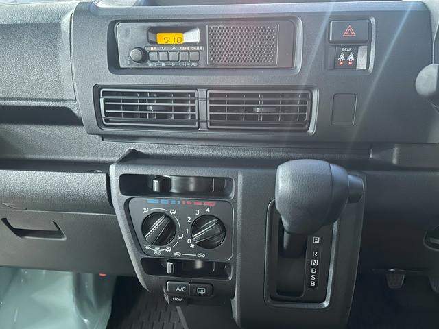 ハイゼットカーゴ DX サポカーSワイド適合 ラジオ エアコン アクセサリーソケット コーナーセンサー アイドリングストップ 光軸調整ダイヤル 横滑り防止機能 誤発進抑制機能 パワーウインドウ キーレス(12枚目)