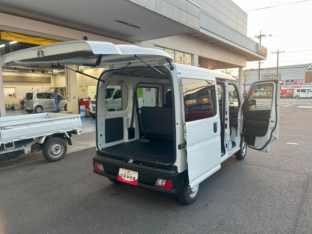 ハイゼットカーゴ ＤＸ　サポカーＳワイド適合　ラジオ　エアコン　アクセサリーソケット　コーナーセンサー　アイドリングストップ　光軸調整ダイヤル　横滑り防止機能　誤発進抑制機能　パワーウインドウ　キーレス（9枚目）