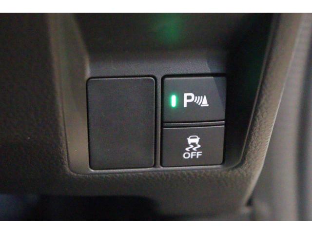 車両感覚を掴むことが苦手な方でも安心のクリアランスソナー付き。