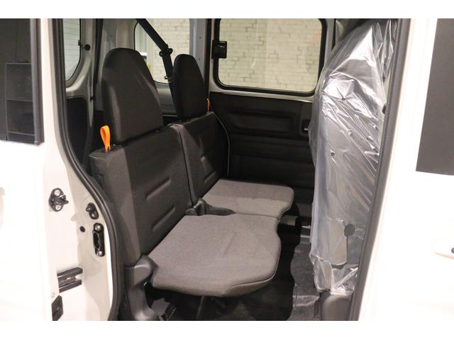 頭上や肩まわりの余裕を確保しながら、大人が乗っても広々。