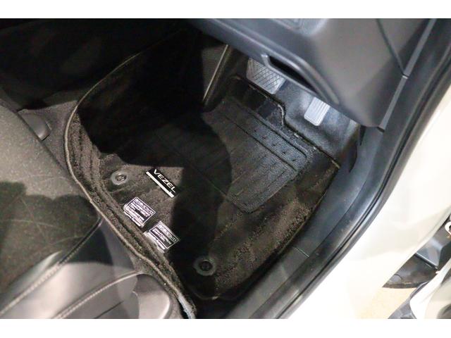 ヴェゼル ｅ：ＨＥＶＺ　衝突被害軽減システム　純正メモリーナビ　アダプティブクルーズ　電動リアゲート　ＡＷ　ＥＴＣ　フルセグＴＶ　Ｂカメラ　　クリアランスソナー　ＬＥＤヘッドライト　スマートキー　ＣＤ　サイドエアバッグ　追従（17枚目）