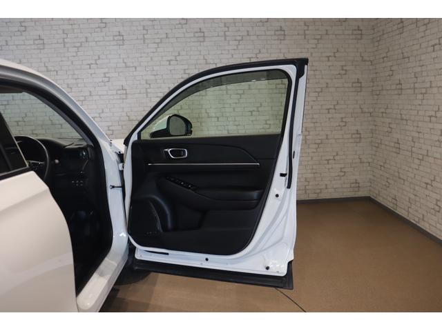 ヴェゼル ｅ：ＨＥＶＺ　衝突被害軽減システム　純正メモリーナビ　アダプティブクルーズ　電動リアゲート　ＡＷ　ＥＴＣ　フルセグＴＶ　Ｂカメラ　　クリアランスソナー　ＬＥＤヘッドライト　スマートキー　ＣＤ　サイドエアバッグ　追従（22枚目）