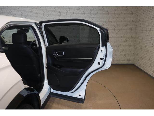 ヴェゼル ｅ：ＨＥＶＺ　衝突被害軽減システム　純正メモリーナビ　アダプティブクルーズ　電動リアゲート　ＡＷ　ＥＴＣ　フルセグＴＶ　Ｂカメラ　　クリアランスソナー　ＬＥＤヘッドライト　スマートキー　ＣＤ　サイドエアバッグ　追従（23枚目）