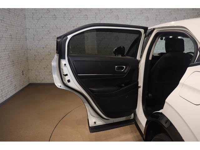 ヴェゼル ｅ：ＨＥＶＺ　衝突被害軽減システム　純正メモリーナビ　アダプティブクルーズ　電動リアゲート　ＡＷ　ＥＴＣ　フルセグＴＶ　Ｂカメラ　　クリアランスソナー　ＬＥＤヘッドライト　スマートキー　ＣＤ　サイドエアバッグ　追従（24枚目）