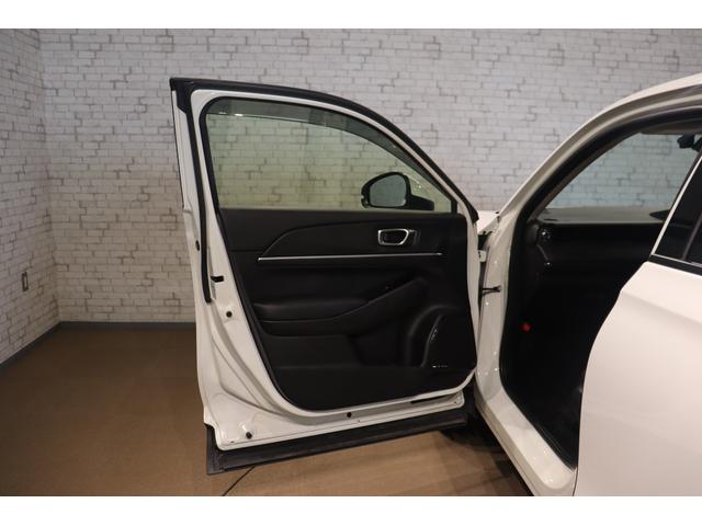 ヴェゼル ｅ：ＨＥＶＺ　衝突被害軽減システム　純正メモリーナビ　アダプティブクルーズ　電動リアゲート　ＡＷ　ＥＴＣ　フルセグＴＶ　Ｂカメラ　　クリアランスソナー　ＬＥＤヘッドライト　スマートキー　ＣＤ　サイドエアバッグ　追従（25枚目）