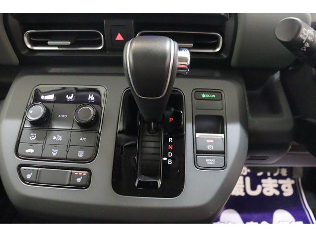 フリード ｅ：ＨＥＶクロスター　衝突被害軽減システム　純正メモリーナビ　５人乗　アダプティブクルーズ　ＥＴＣ　ＡＷ　両側電動スライドドア　Ｂカメラ　フルセグＴＶ　ＬＥＤヘッドライト　ＵＳＢ入力端子　Ｂｌｕｅｔｏｏｔｈ接続　ＤＶＤ再生（7枚目）