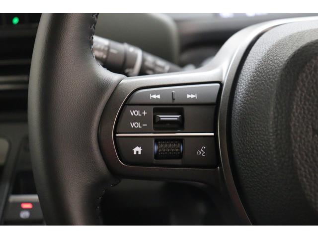 フリード ｅ：ＨＥＶクロスター　衝突被害軽減システム　純正メモリーナビ　５人乗　アダプティブクルーズ　ＥＴＣ　ＡＷ　両側電動スライドドア　Ｂカメラ　フルセグＴＶ　ＬＥＤヘッドライト　ＵＳＢ入力端子　Ｂｌｕｅｔｏｏｔｈ接続　ＤＶＤ再生（9枚目）