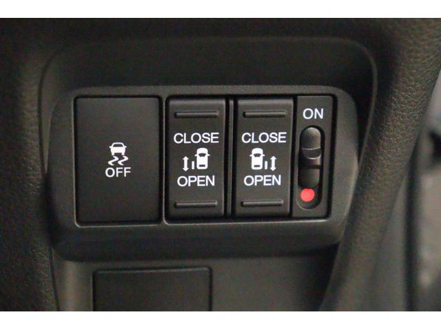 フリード ｅ：ＨＥＶクロスター　衝突被害軽減システム　純正メモリーナビ　５人乗　アダプティブクルーズ　ＥＴＣ　ＡＷ　両側電動スライドドア　Ｂカメラ　フルセグＴＶ　ＬＥＤヘッドライト　ＵＳＢ入力端子　Ｂｌｕｅｔｏｏｔｈ接続　ＤＶＤ再生（12枚目）