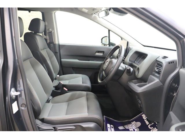 フリード ｅ：ＨＥＶクロスター　衝突被害軽減システム　純正メモリーナビ　５人乗　アダプティブクルーズ　ＥＴＣ　ＡＷ　両側電動スライドドア　Ｂカメラ　フルセグＴＶ　ＬＥＤヘッドライト　ＵＳＢ入力端子　Ｂｌｕｅｔｏｏｔｈ接続　ＤＶＤ再生（13枚目）