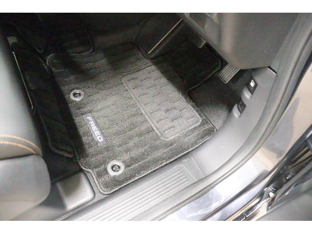 フリード ｅ：ＨＥＶクロスター　衝突被害軽減システム　純正メモリーナビ　５人乗　アダプティブクルーズ　ＥＴＣ　ＡＷ　両側電動スライドドア　Ｂカメラ　フルセグＴＶ　ＬＥＤヘッドライト　ＵＳＢ入力端子　Ｂｌｕｅｔｏｏｔｈ接続　ＤＶＤ再生（14枚目）