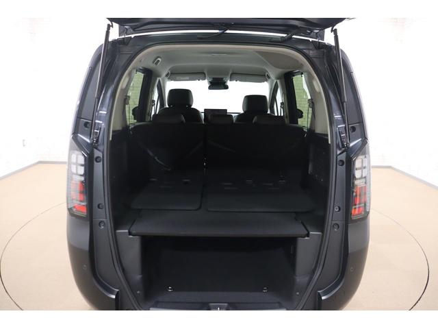 フリード ｅ：ＨＥＶクロスター　衝突被害軽減システム　純正メモリーナビ　５人乗　アダプティブクルーズ　ＥＴＣ　ＡＷ　両側電動スライドドア　Ｂカメラ　フルセグＴＶ　ＬＥＤヘッドライト　ＵＳＢ入力端子　Ｂｌｕｅｔｏｏｔｈ接続　ＤＶＤ再生（16枚目）