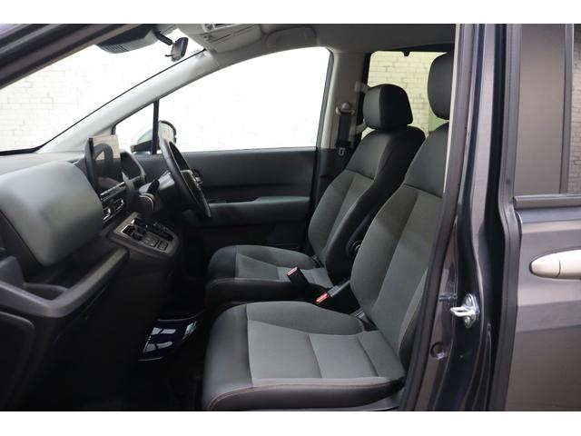 フリード ｅ：ＨＥＶクロスター　衝突被害軽減システム　純正メモリーナビ　５人乗　アダプティブクルーズ　ＥＴＣ　ＡＷ　両側電動スライドドア　Ｂカメラ　フルセグＴＶ　ＬＥＤヘッドライト　ＵＳＢ入力端子　Ｂｌｕｅｔｏｏｔｈ接続　ＤＶＤ再生（17枚目）