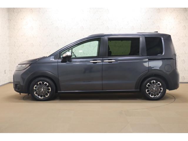 フリード ｅ：ＨＥＶクロスター　衝突被害軽減システム　純正メモリーナビ　５人乗　アダプティブクルーズ　ＥＴＣ　ＡＷ　両側電動スライドドア　Ｂカメラ　フルセグＴＶ　ＬＥＤヘッドライト　ＵＳＢ入力端子　Ｂｌｕｅｔｏｏｔｈ接続　ＤＶＤ再生（20枚目）