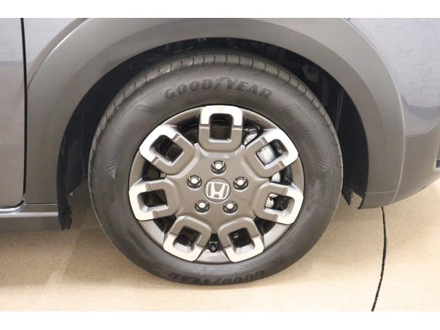 フリード ｅ：ＨＥＶクロスター　衝突被害軽減システム　純正メモリーナビ　５人乗　アダプティブクルーズ　ＥＴＣ　ＡＷ　両側電動スライドドア　Ｂカメラ　フルセグＴＶ　ＬＥＤヘッドライト　ＵＳＢ入力端子　Ｂｌｕｅｔｏｏｔｈ接続　ＤＶＤ再生（27枚目）