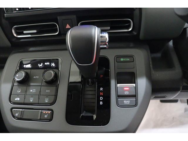 フリード ｅ：ＨＥＶクロスター　衝突被害軽減システム　純正メモリーナビ　クリアランスソナー　クルーズコントロール　両側電動スライドドア　電動格納ミラー　オートライト　レーンアシスト　バックカメラ　Ｂｌｕｅｔｏｏｔｈ接続　ＣＤ　ＤＶＤ（7枚目）