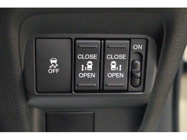 フリード ｅ：ＨＥＶクロスター　衝突被害軽減システム　純正メモリーナビ　クリアランスソナー　クルーズコントロール　両側電動スライドドア　電動格納ミラー　オートライト　レーンアシスト　バックカメラ　Ｂｌｕｅｔｏｏｔｈ接続　ＣＤ　ＤＶＤ（11枚目）