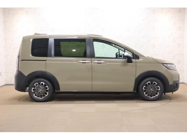 フリード ｅ：ＨＥＶクロスター　衝突被害軽減システム　純正メモリーナビ　クリアランスソナー　クルーズコントロール　両側電動スライドドア　電動格納ミラー　オートライト　レーンアシスト　バックカメラ　Ｂｌｕｅｔｏｏｔｈ接続　ＣＤ　ＤＶＤ（23枚目）